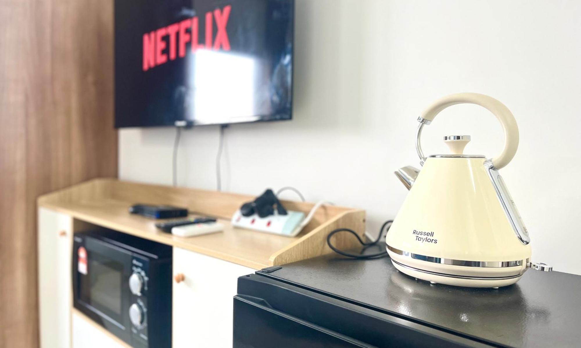 Alanis With Netflix @ Klia Apartment
